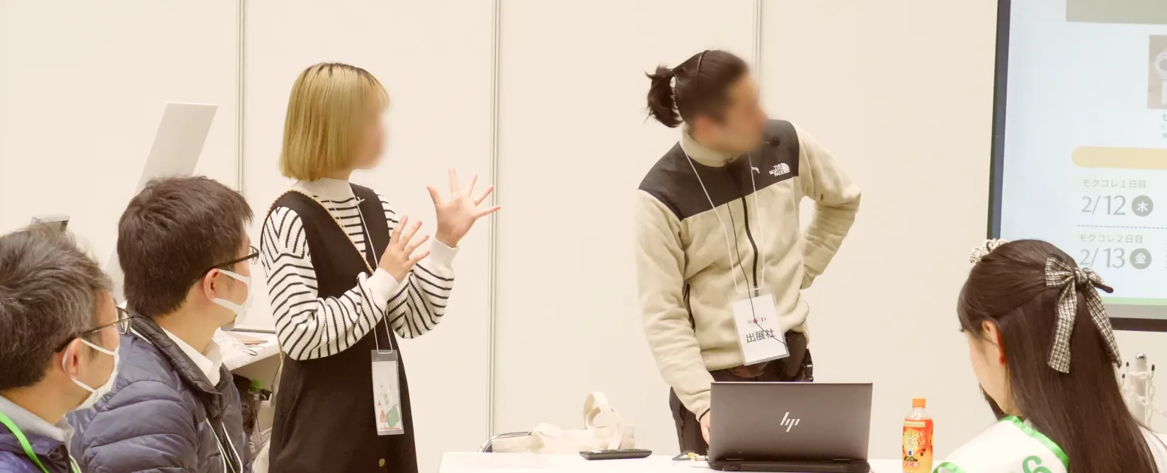 モクコレ会場で出展社と来場者が商談する様子