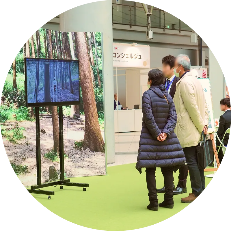 モクコレ会場で出展ブースを観覧する来場者